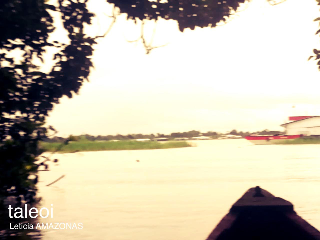 A orillas de la ciudad de Leticia Canoa entrando Leticia Amazonas