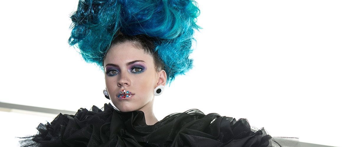 Ferias por Colombia Mujer de cabello verde