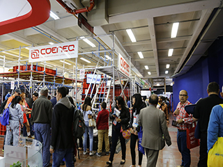 Ferias por Colomvia Pesronas en una feria de contruccion