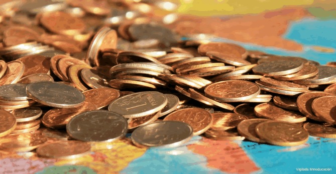 Seminario economico ANIF-Fedesarrollo Monedas en una mesa