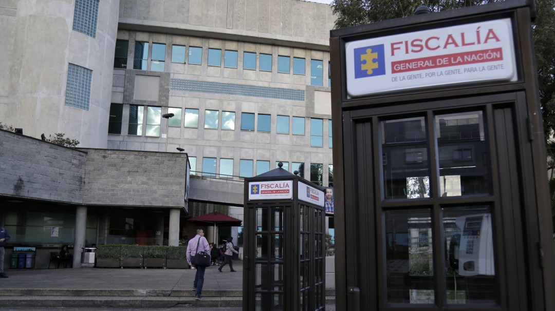 Cpaturan personas por sobornos Instalaciones de la Fiscalia en Bogota