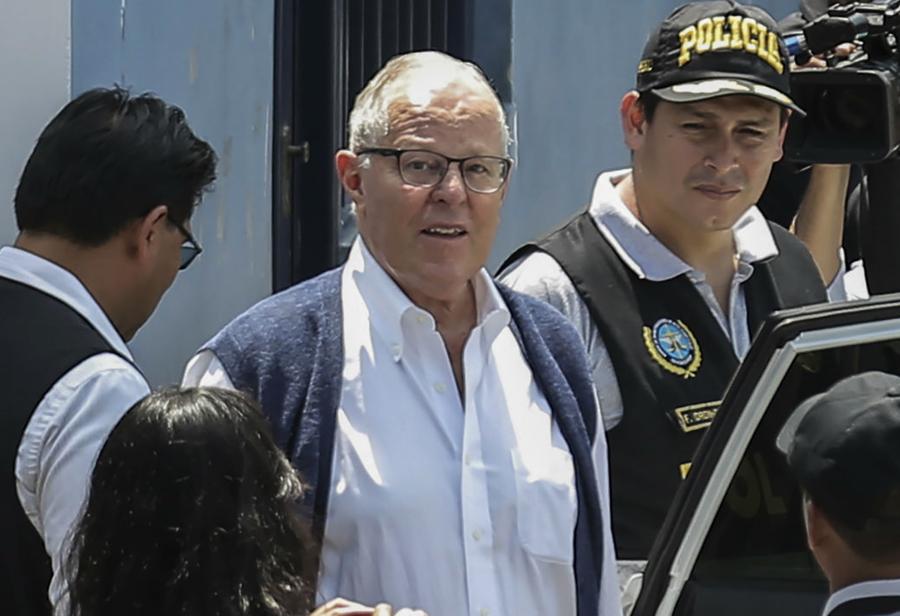 Dictan 36 meses de prision preventiva contra ex Expresidente peruano Kuczynski al lado de varias personas