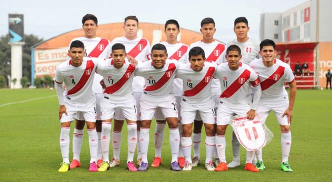Seleccion peruana sub 20 Jugadores peruanos en una cancha de futbol