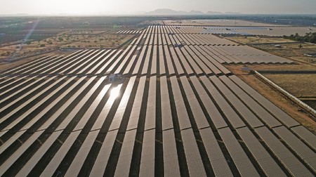 Egipto inaugura la mayor planta solar del mundo Paneles solares puestos en una gran zona