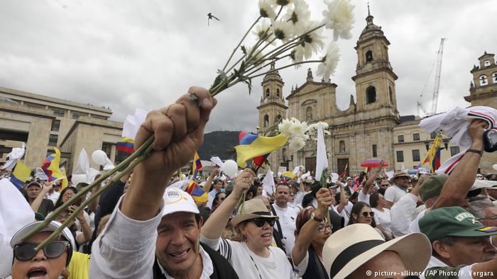 Colombia rechaza en la calle el terrorismo Personas marchando en las calles de Bogota en marchas