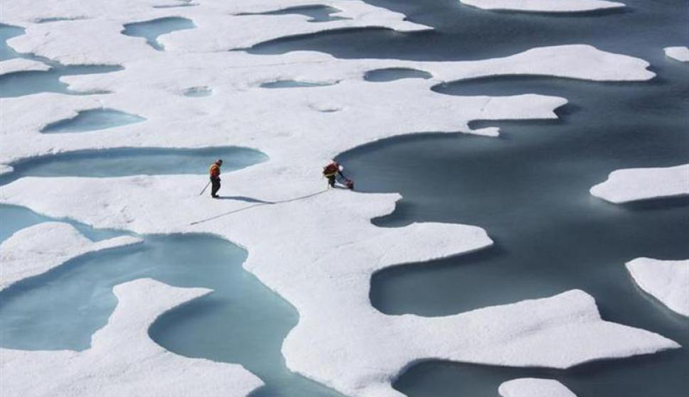 Temperatura en el artico para el 2050 aumentaria Persona en una placa de hielo derritiendose