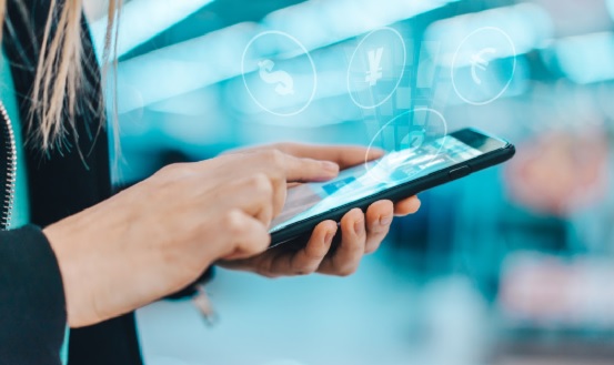 Aplicaciones utiles Mujer con celular en la mano