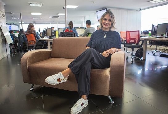 Adriana Bernal presidente de Kienyke Adriana Bernal en un sofa
