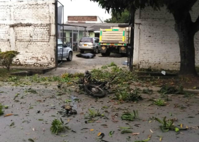 Detonan motobomba en parqueadero Entrada de parqueadero despues de detonada una bomba