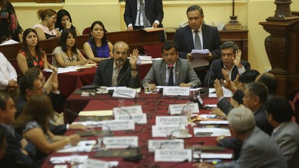 Consorcio Conirsa sera investigado Personas reunidas en recinto del congreso peruano