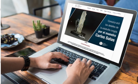 Inscripción al Premio de Periodismo Digital Persona en un escribiendo en una computadora