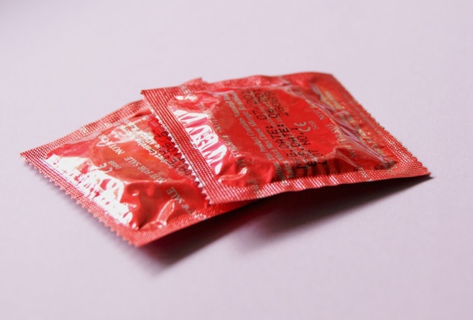 Colombia solo el 22% de jóvenes usan condón Dos condones en una mesa