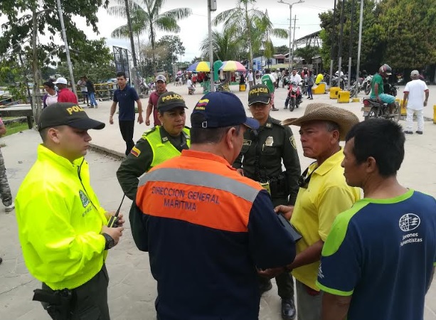 Actividad con el apoyo de capitania de puerto de Leticia Personas en el Malecon de Leticia