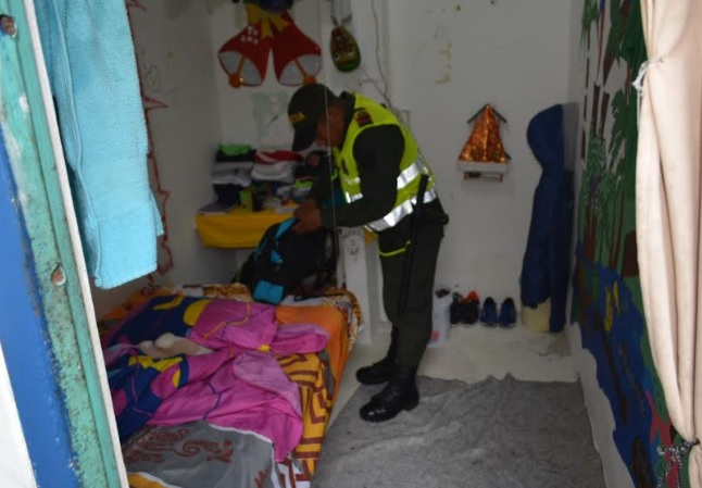 Plan de registro en centro de atencion al menor Policia en el cuarto revisando