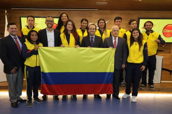 Colombia en los juegos Jugadores colombianos sosteniendo una bandera