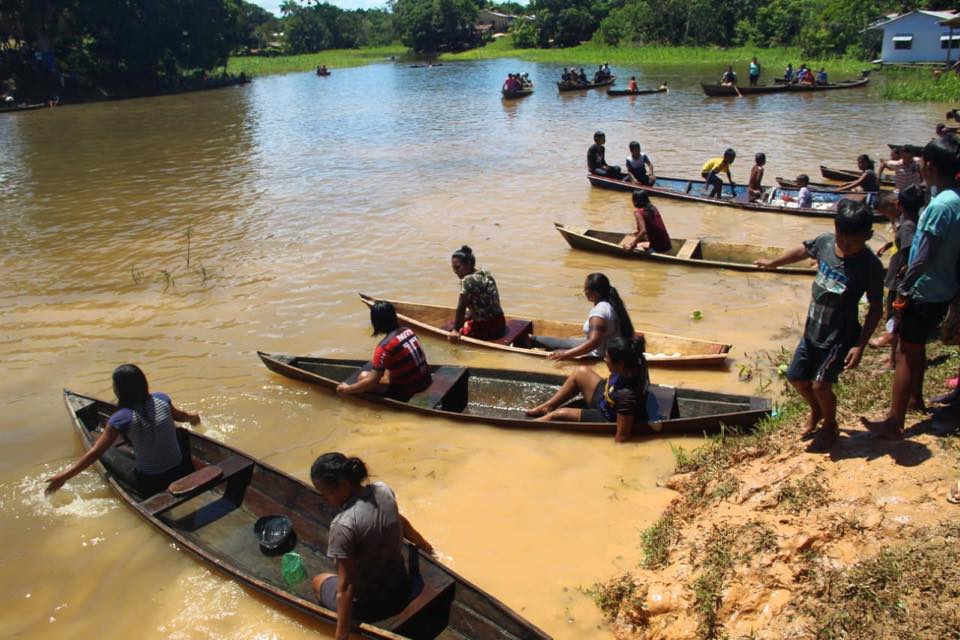 Atividades esportivas alusivas ao Dia do Indio Pessoas em canoa no dia indio