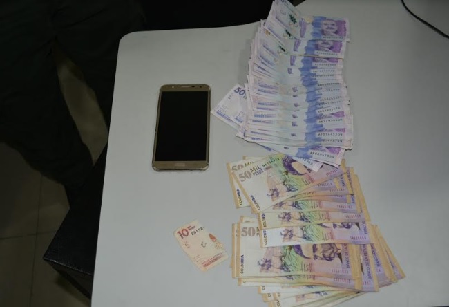 Hurtos de dinero Dinero en una mesa