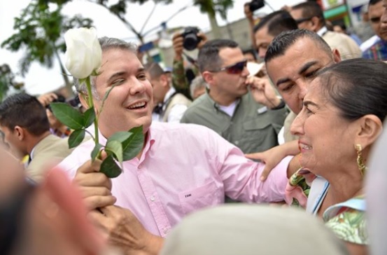 Duque habla en favor de la paz Presidente con personas en una reunion