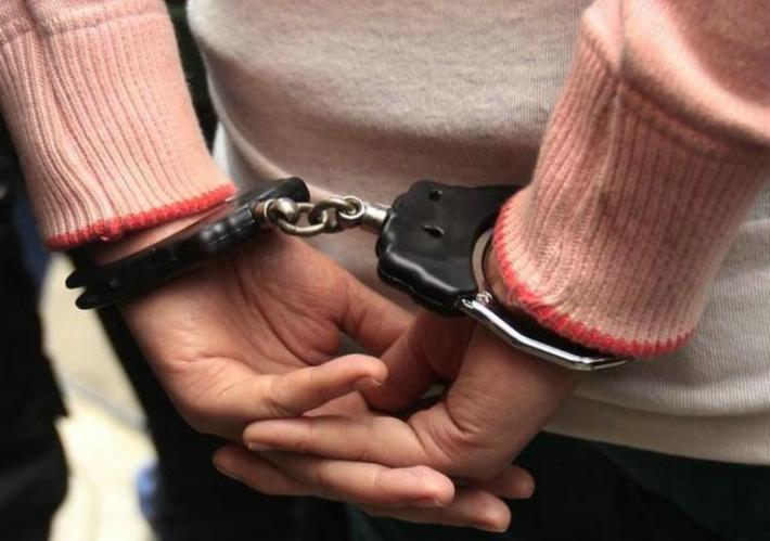 Mujer con droga en sus genitales es capturada Mujer de espalda siendo esposada