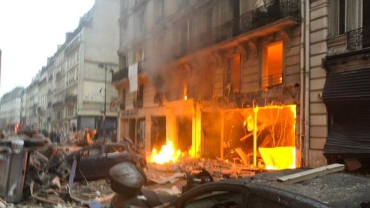 Explosion en edificio de Paris Edifico en Paris en llamas tras una explosion