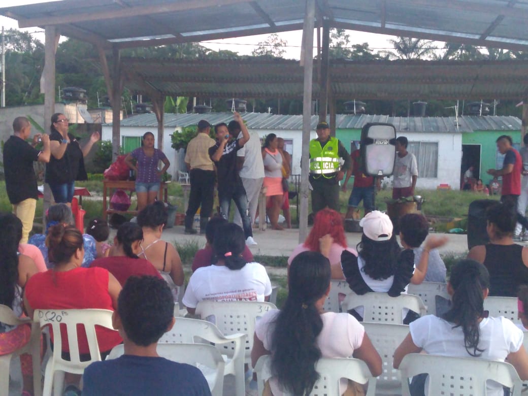 Campañas de la policia con la comunidad Personas en una sala de reuniones