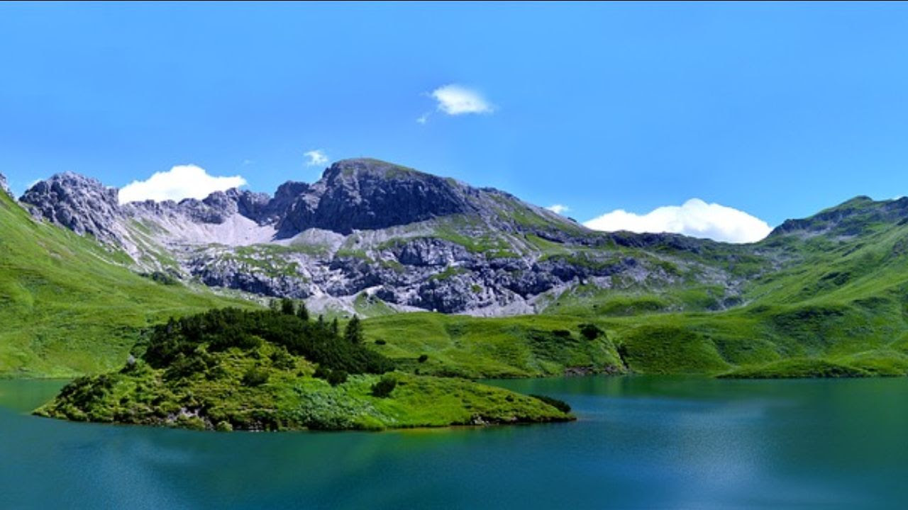 Día Mundial del Agua Imagenes de montañas a orilla de un rio