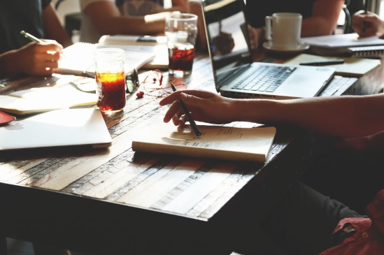 MinTIC busca elevar la productividad de empresas del Valle Personas en una mesa trabajando