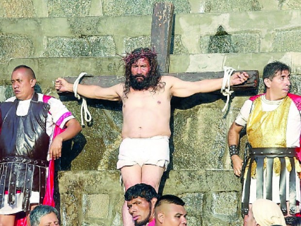 Cristo Cholo cargó cruz de 90 kilos Cristo Cholo crucificado al lado de dos hombres