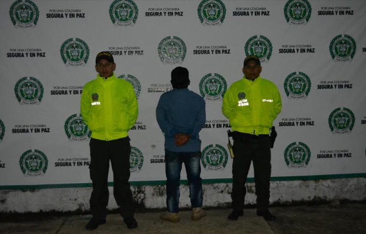 Capturas por acoso sexual a menor de edad Capturado al lado de dos policias