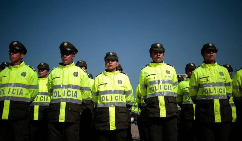 Retiro masivo de uniformados Policias en fila