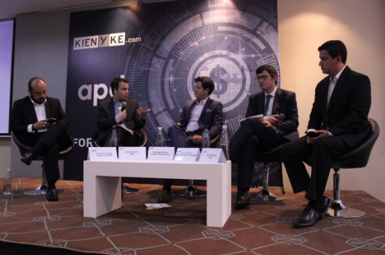 Se marcaron pautas para que la economia digital Personas en una reunion