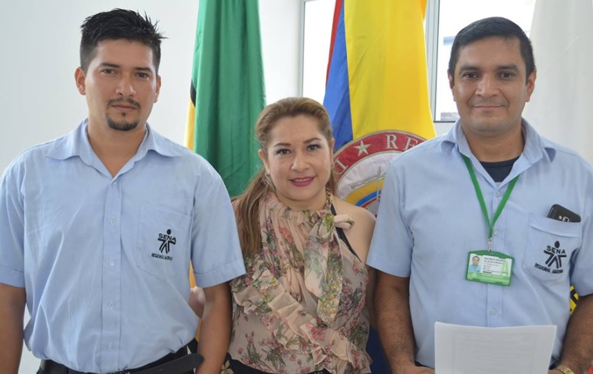 Nuevo representante de aprendices SENA Maurcio Villalba al lado izquierdo de directora y el suplente