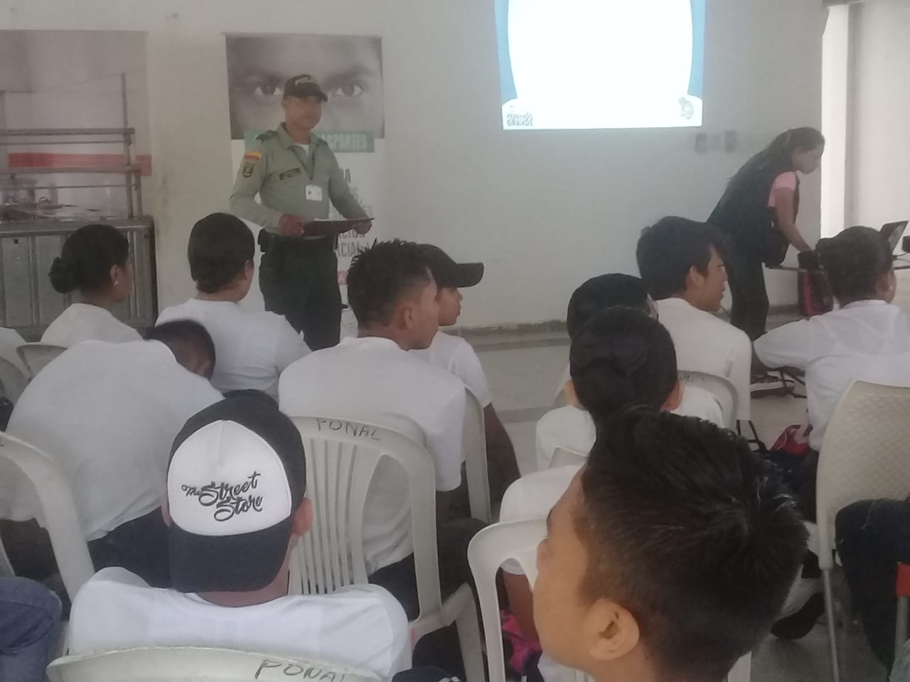 Estudiantes en un salon de clase