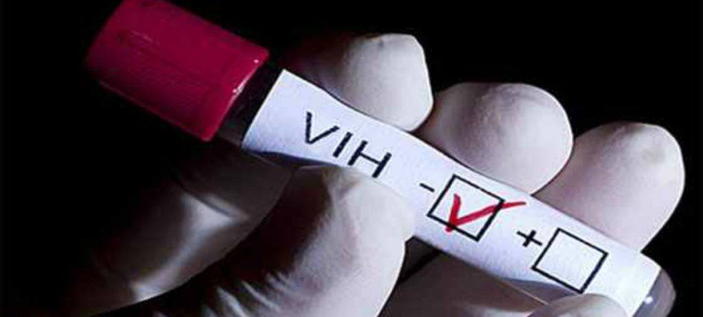 Reportan segundo paciente curado del VIH Tubo de ensayo con sangre adentro