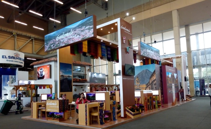 Vitrina Turística del mundo en Bogota Letrero que dice Guatemala