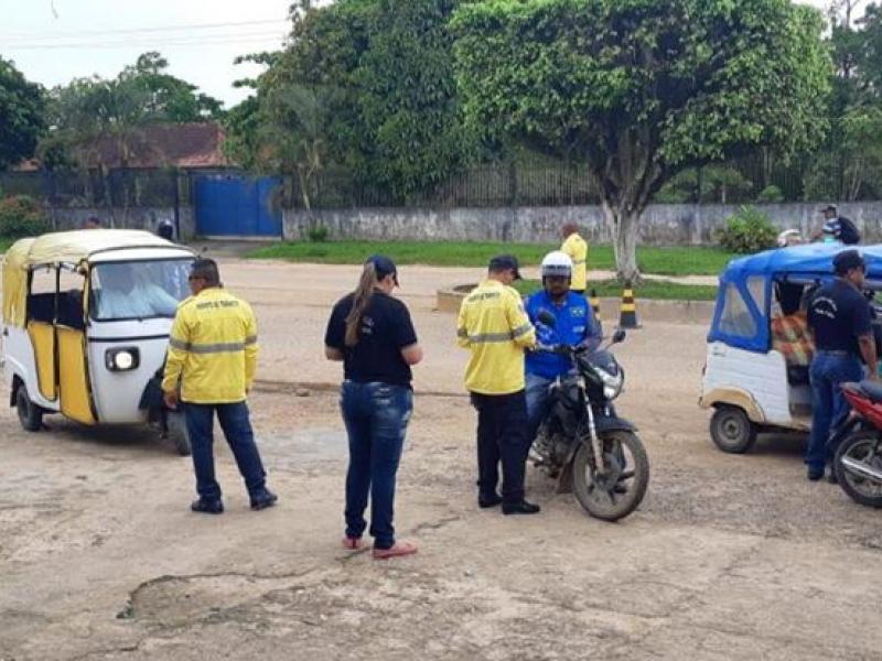 Blitz na Avenida da Amizade. pessoas na rua blitz e controles