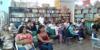 Reflexiones sin barreras de nacionalidad Personas en una salon recibiendo conferencia