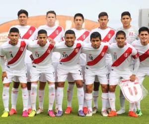 Seleccion peruana sub 20 Jugadores peruanos en una cancha de futbol