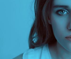 El dia más triste del año Mujer una foto de perfil a tono de fondo azul