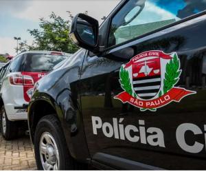 Carros de polícia alinhados na rua Carros de polícia alinhados na rua