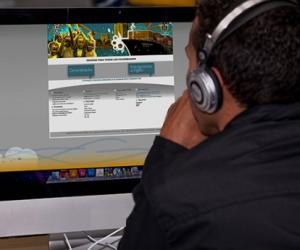Cursos de Sena Persona frente a un computador