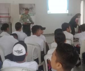 Estudiantes en un salon de clase