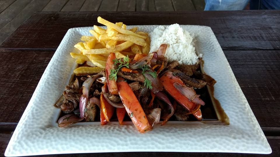 Restaurantes en Peu Comida servida en un plato blanco