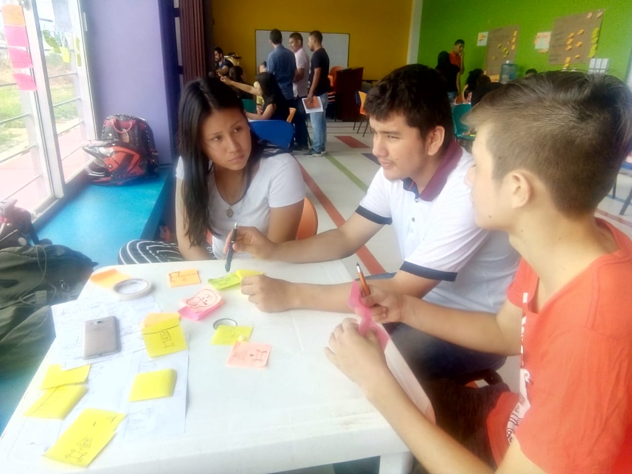 Jovenes en talleres en un salon