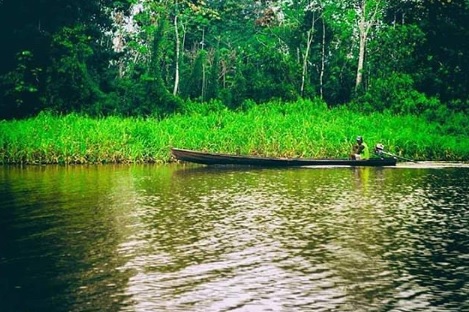 Persona en una canoa por el rio Amazonas 