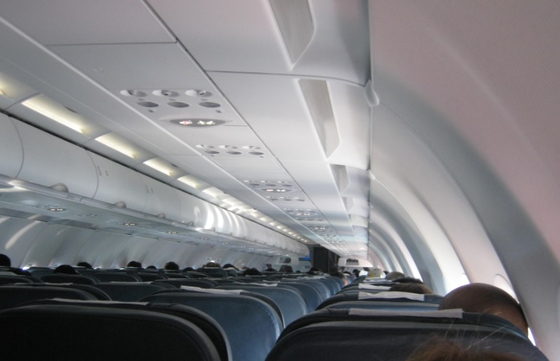 Personas a bordo de un avion proximos a despegar