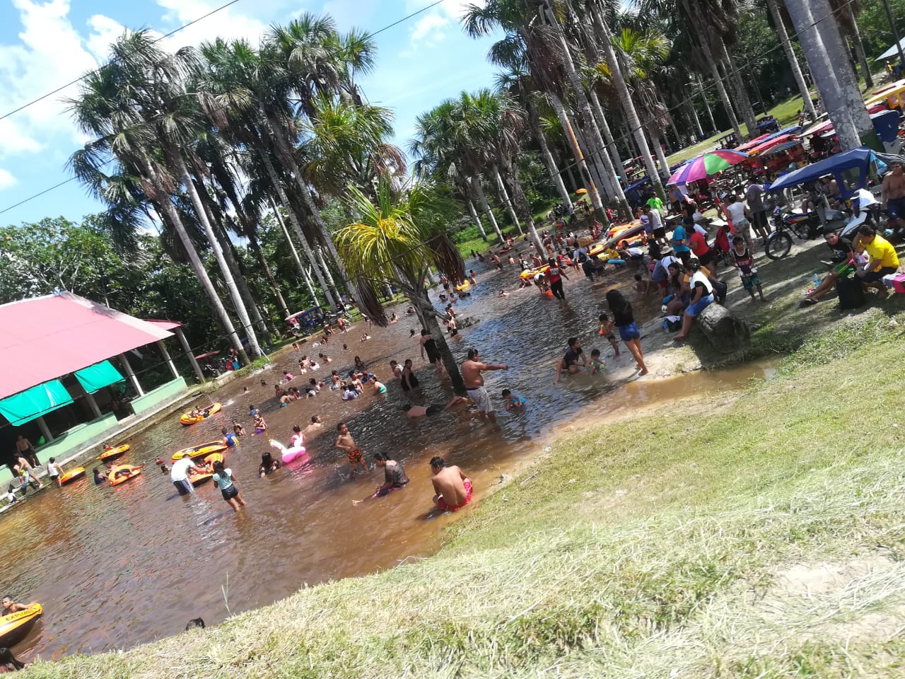 Personas bañandose en un lago en Iquitos