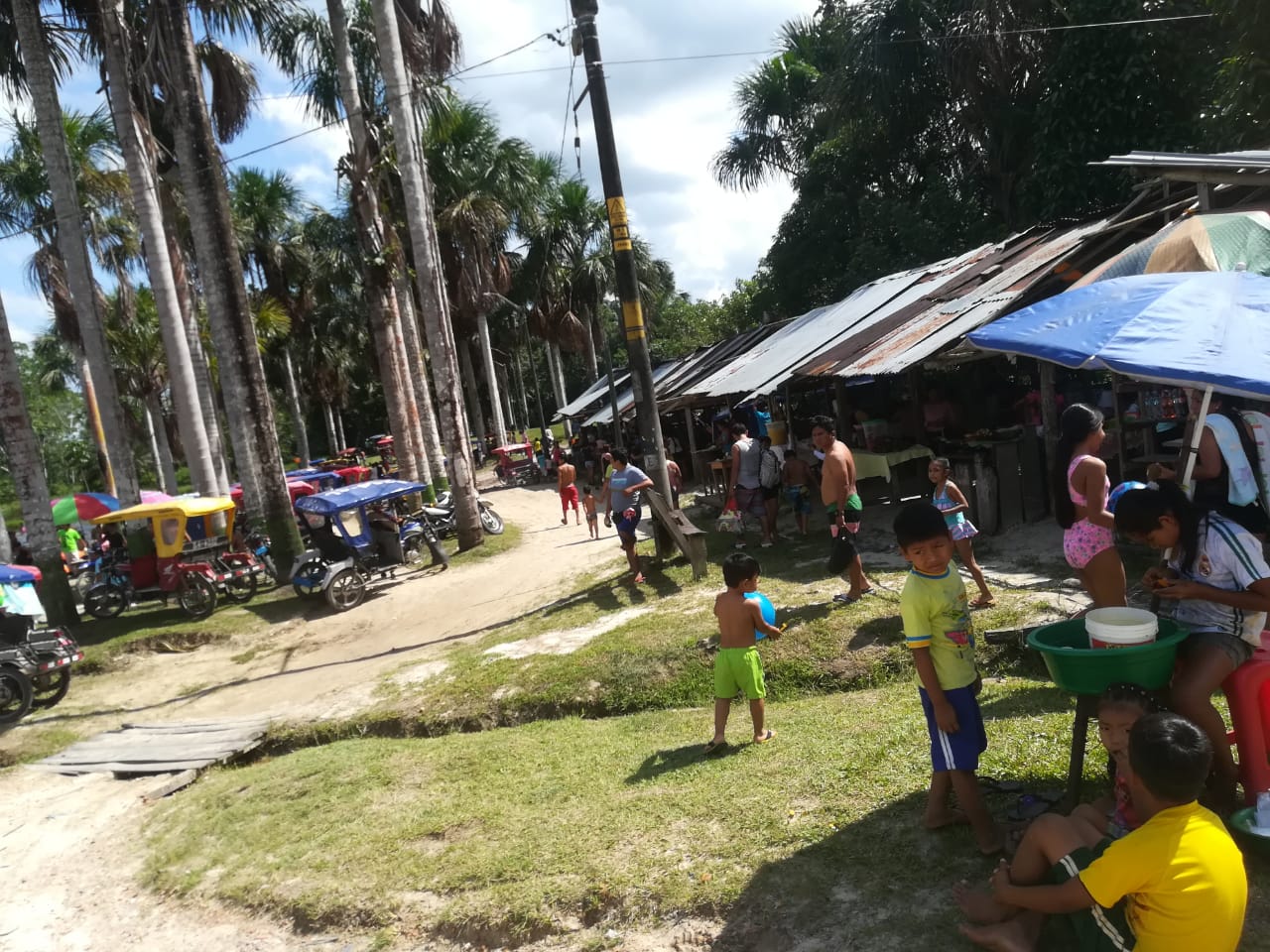 Balneario lleno de personas 