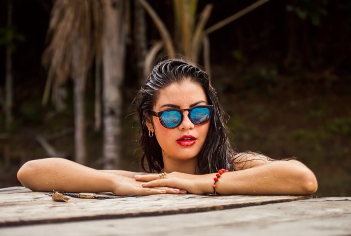 Señorita confraternidad de gafas oscuras