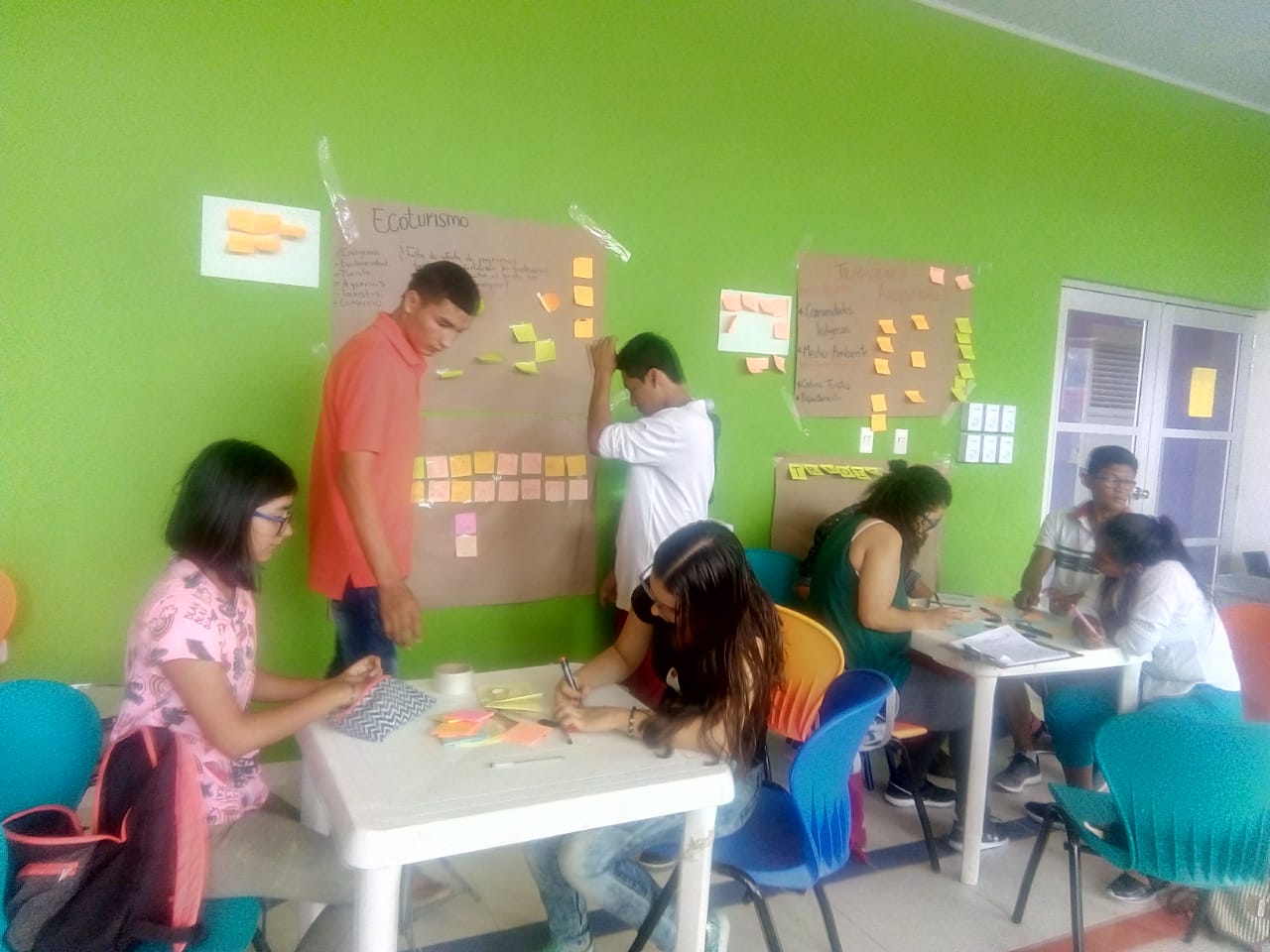 Personas en un taller en salon